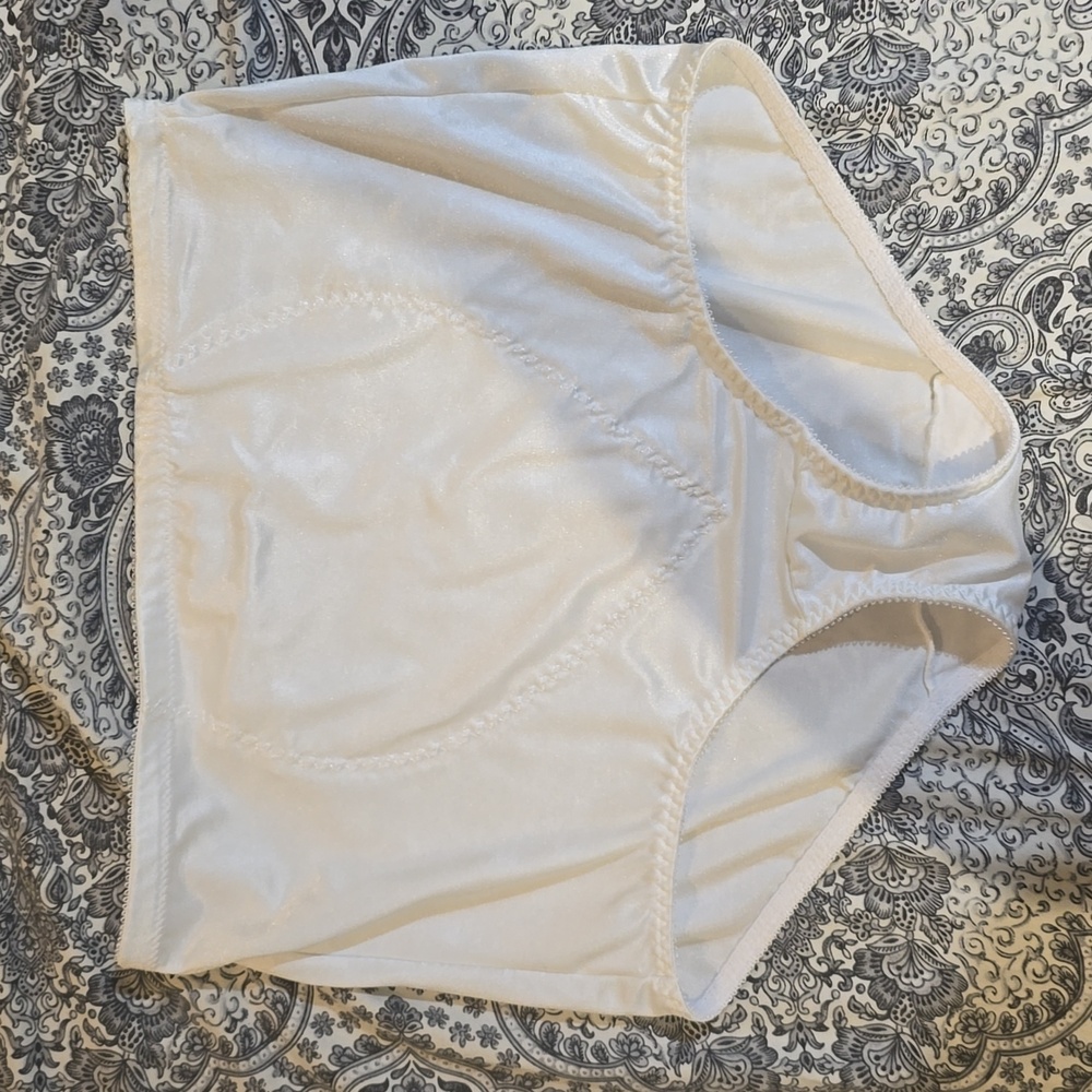 NWOT Bali firm control shaping briefs with tummy panel